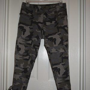 Camo Legging w/ Zipper Details